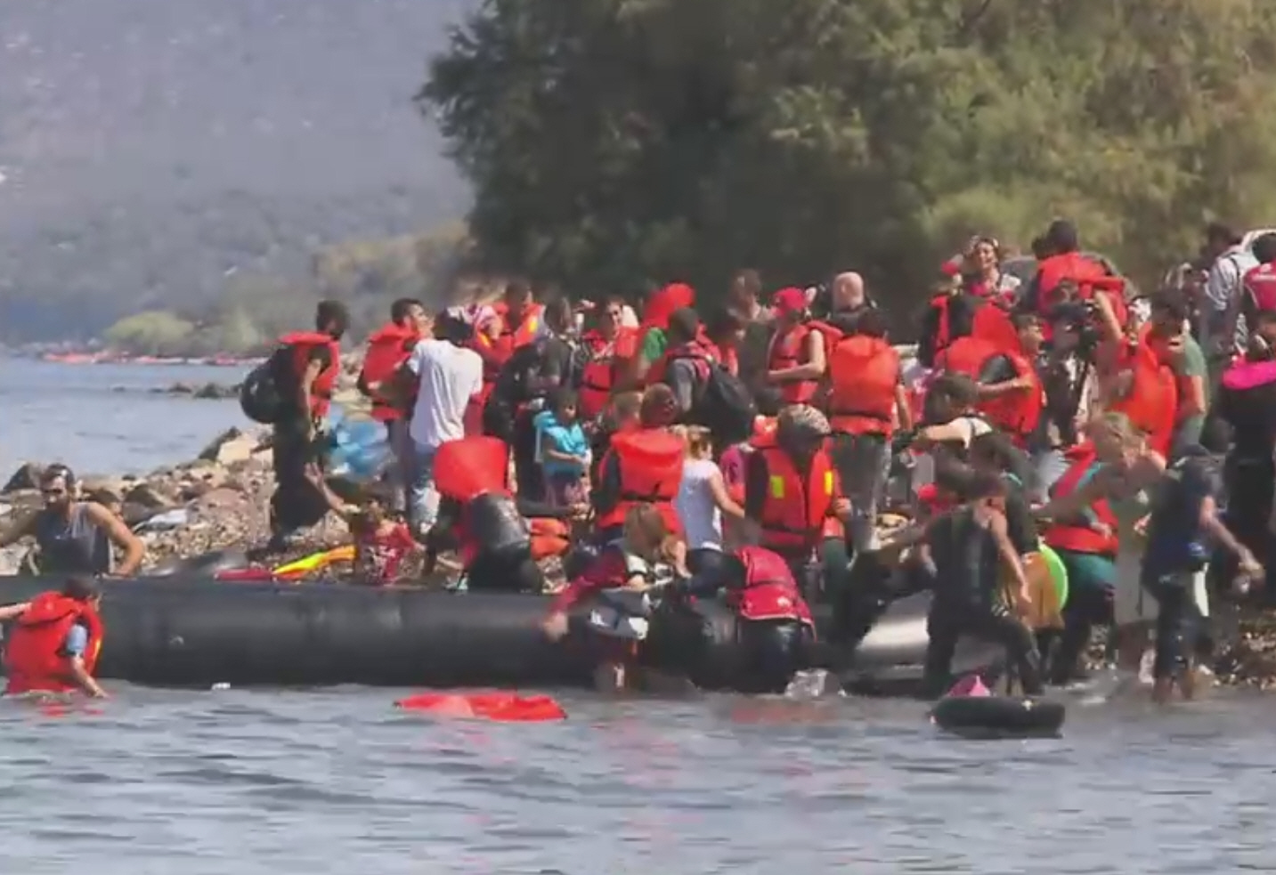 船でギリシャの離島に漂着した難民のボート　©European Union 2015