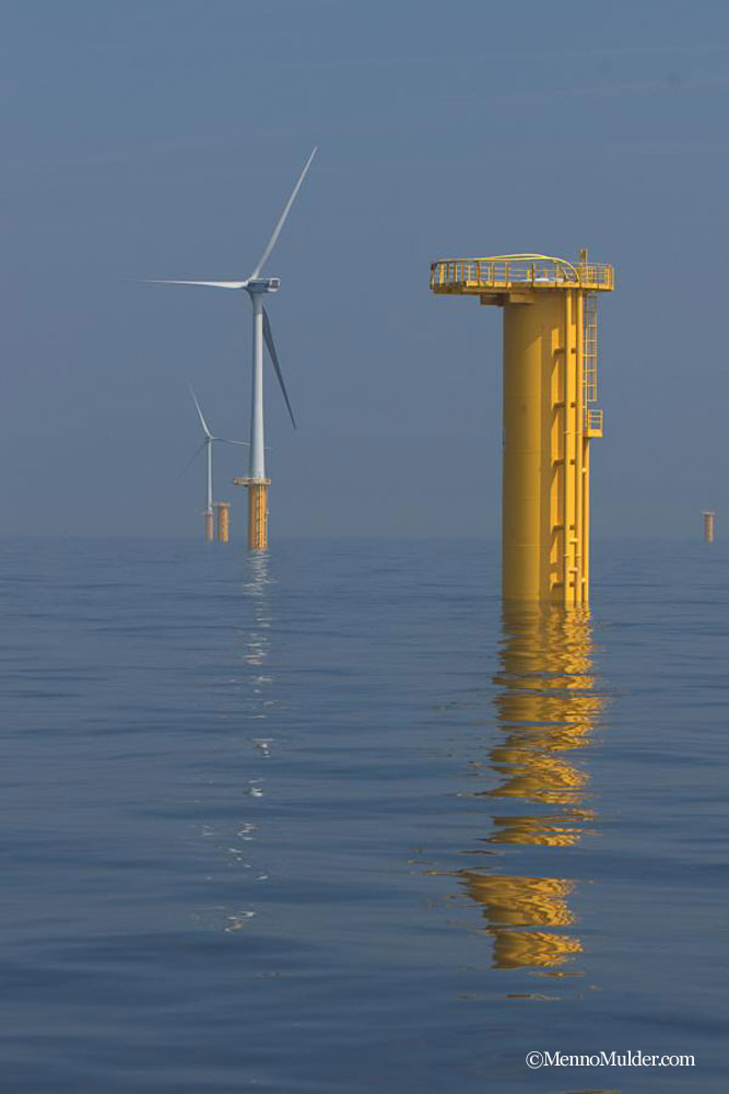 風車の設置を待つ基礎部分 © MennoMulder.com