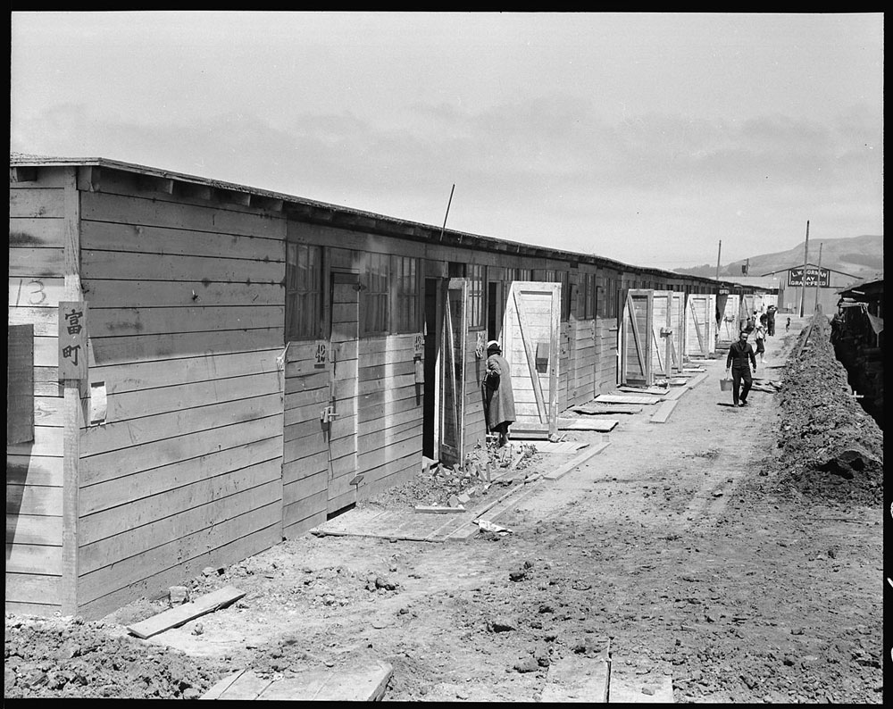 日系人強制収容、厩に住まわされたカリフォルニアの一時集合センター 
